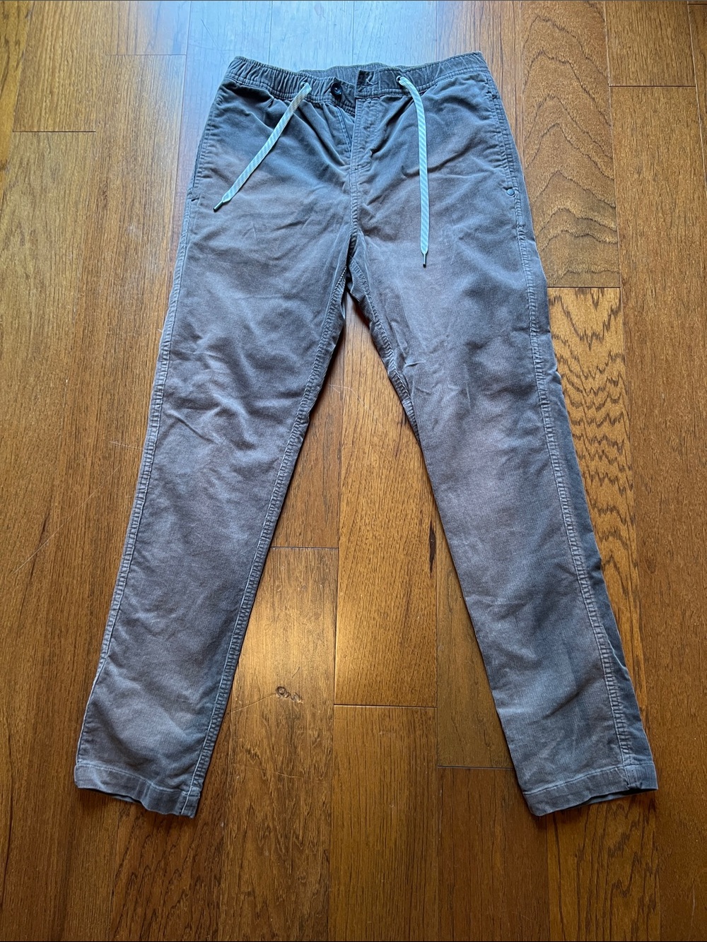 Vuori Men's Chinos in Slate Gray with Light Blue Drawstring